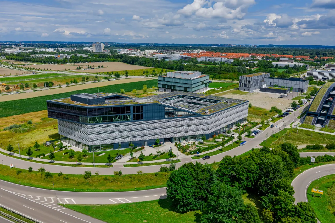 Drohnen-Luftaufnahme — Technologiezentrum Augsburg Innovationspark mit Skyline