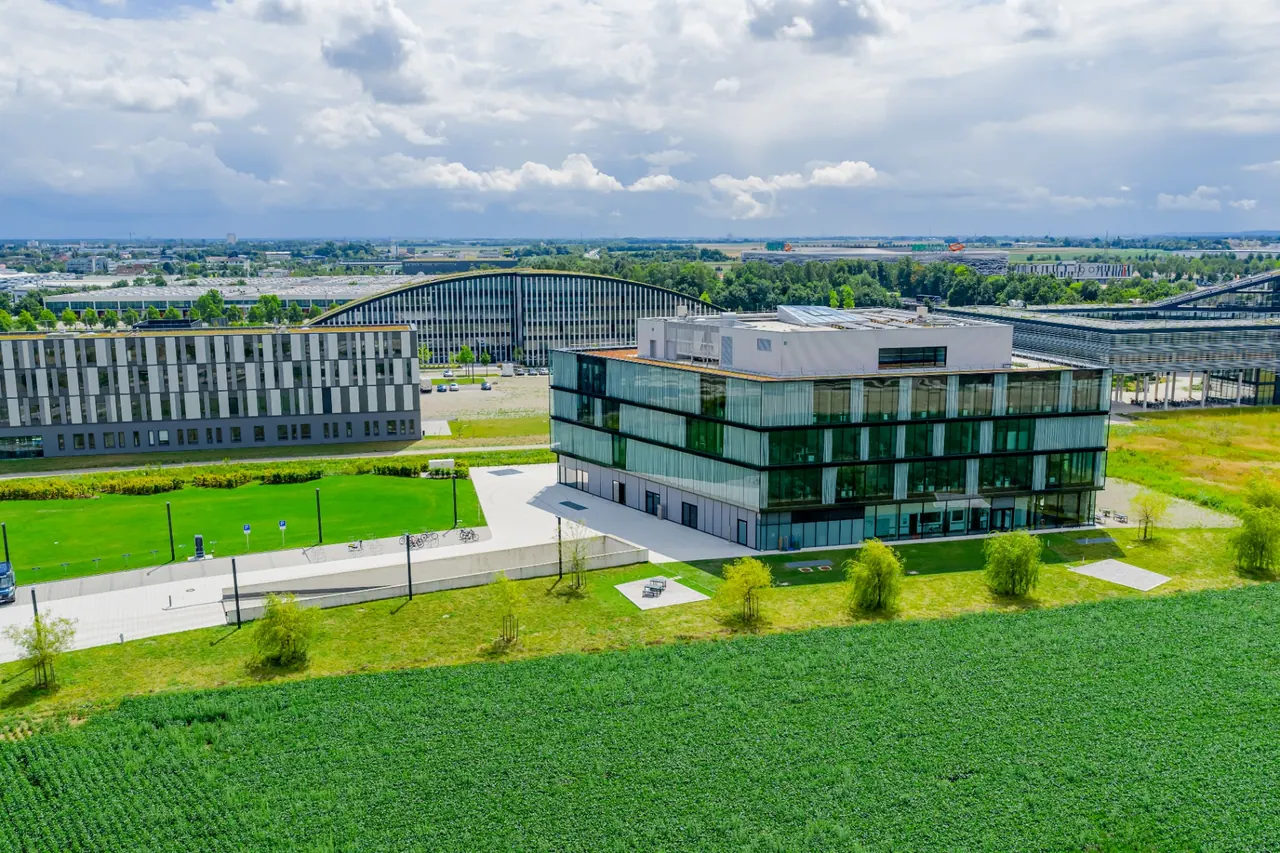 Drohnen-Luftaufnahme — modernes Bürogebäude im Technologiezentrum Augsburg