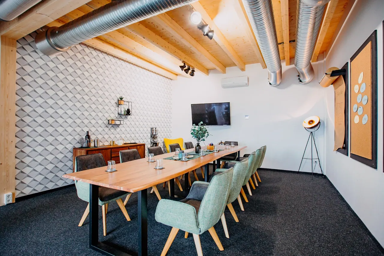 Architekturfotografie — Konferenzraum mit Holzdecke und industriellen Lüftungsrohren
