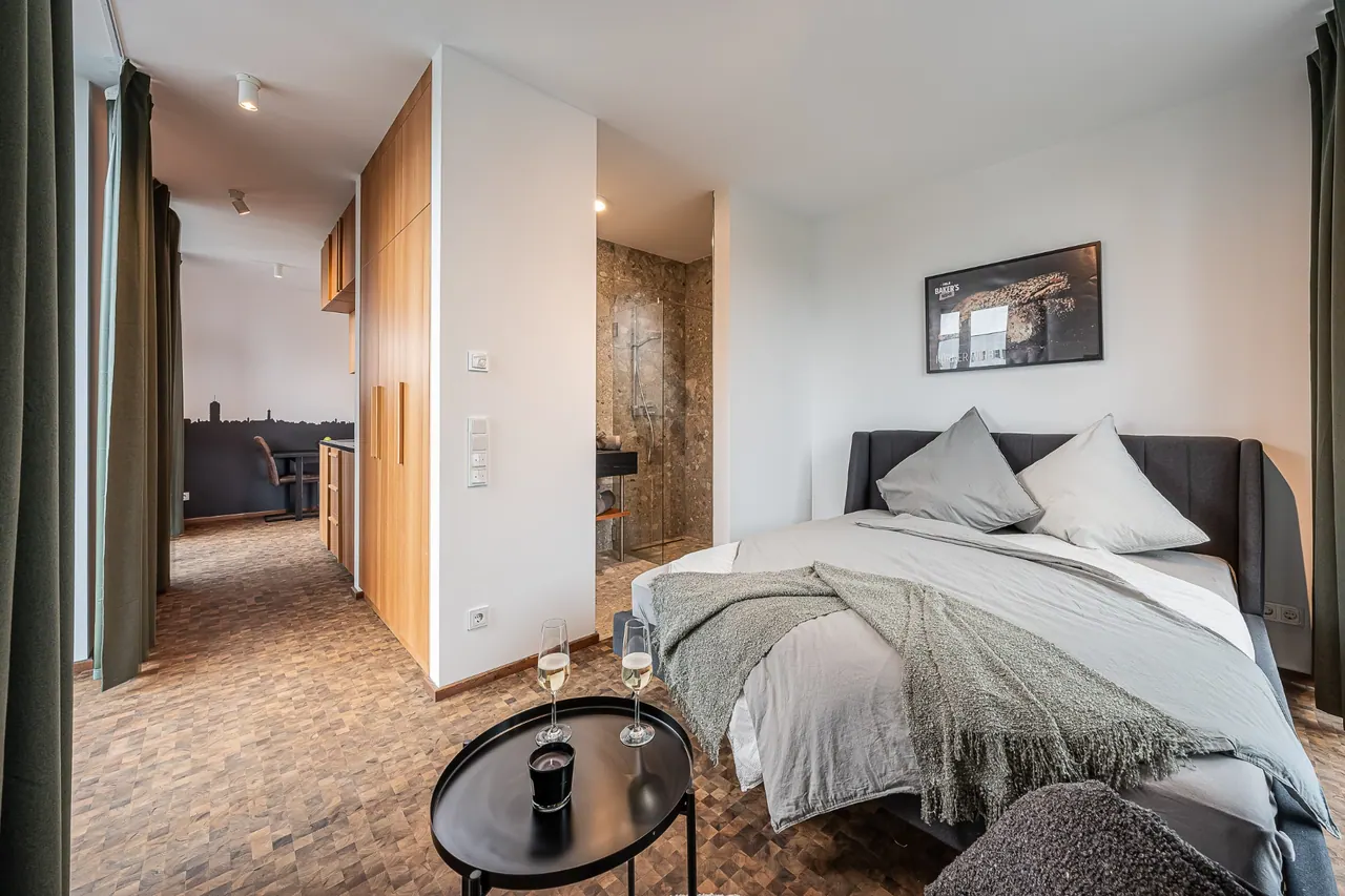 Architekturfotografie — Apartment-Interior mit Bett und offenem Wohnbereich