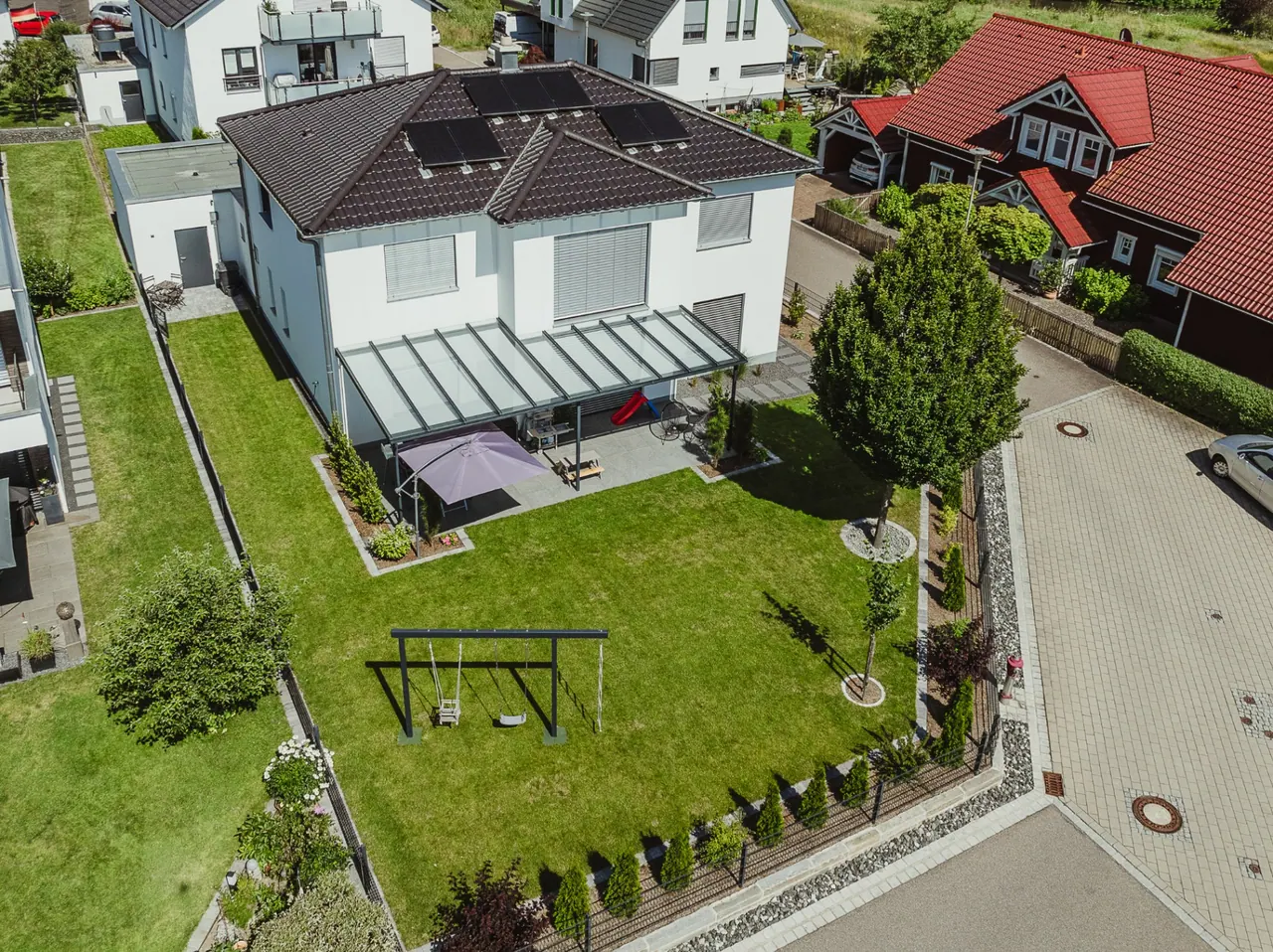 Architekturfotografie — Luftaufnahme Einfamilienhaus mit Garten und Terrasse