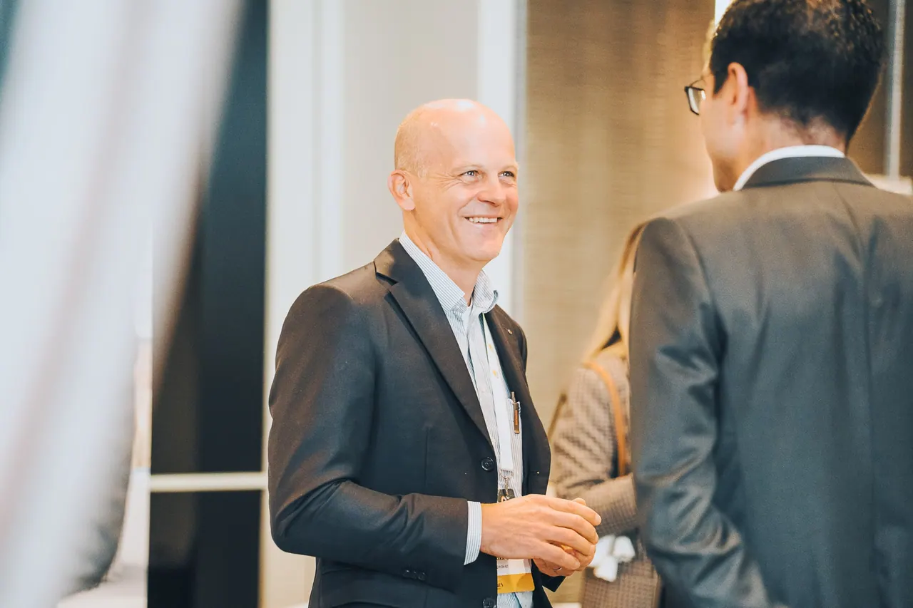 Eventfotografie — Gespräch beim Agritech Berlin Institute Event