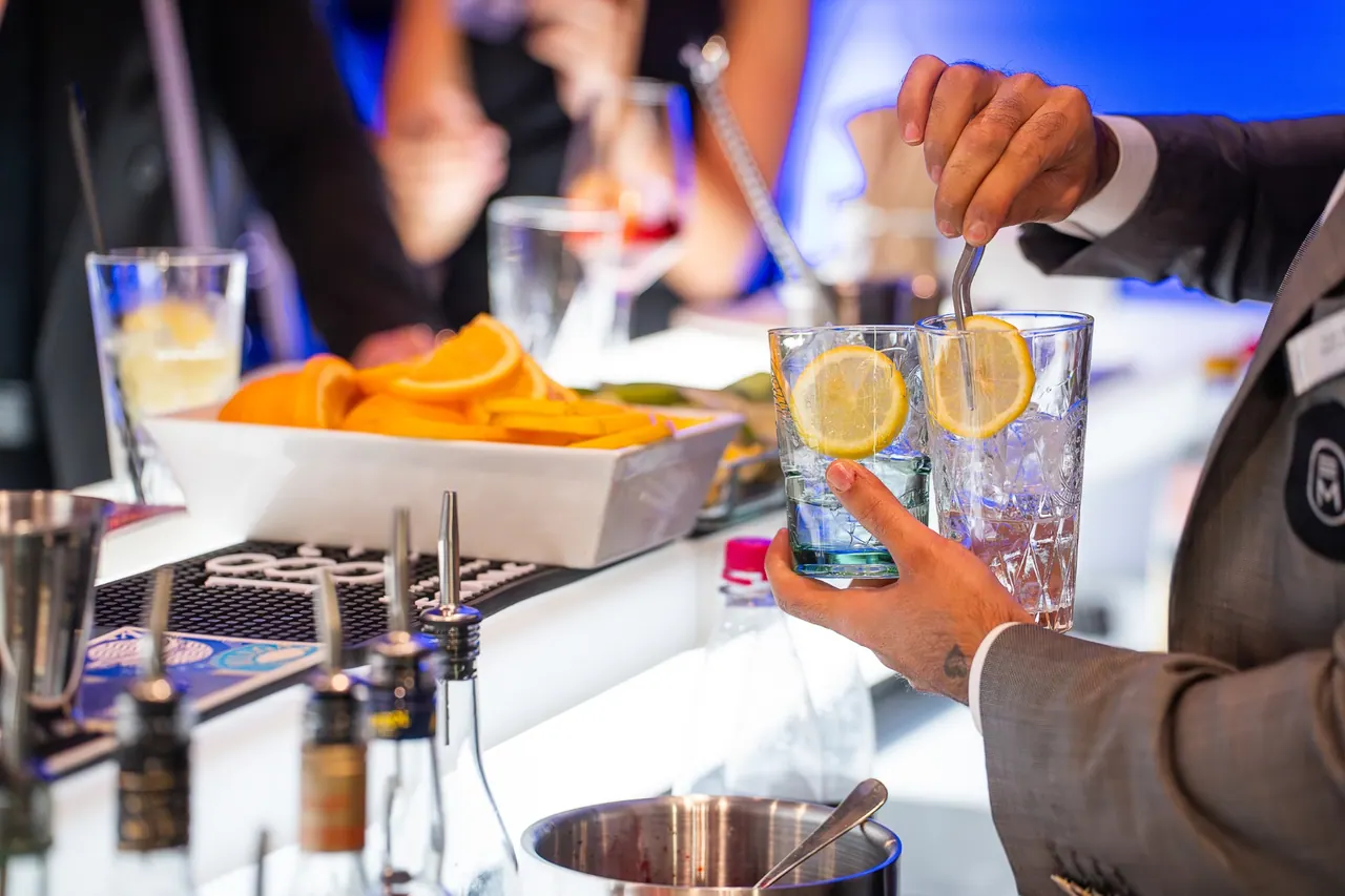 Eventfotografie — Barkeeper mixt Cocktails beim Rapp Event