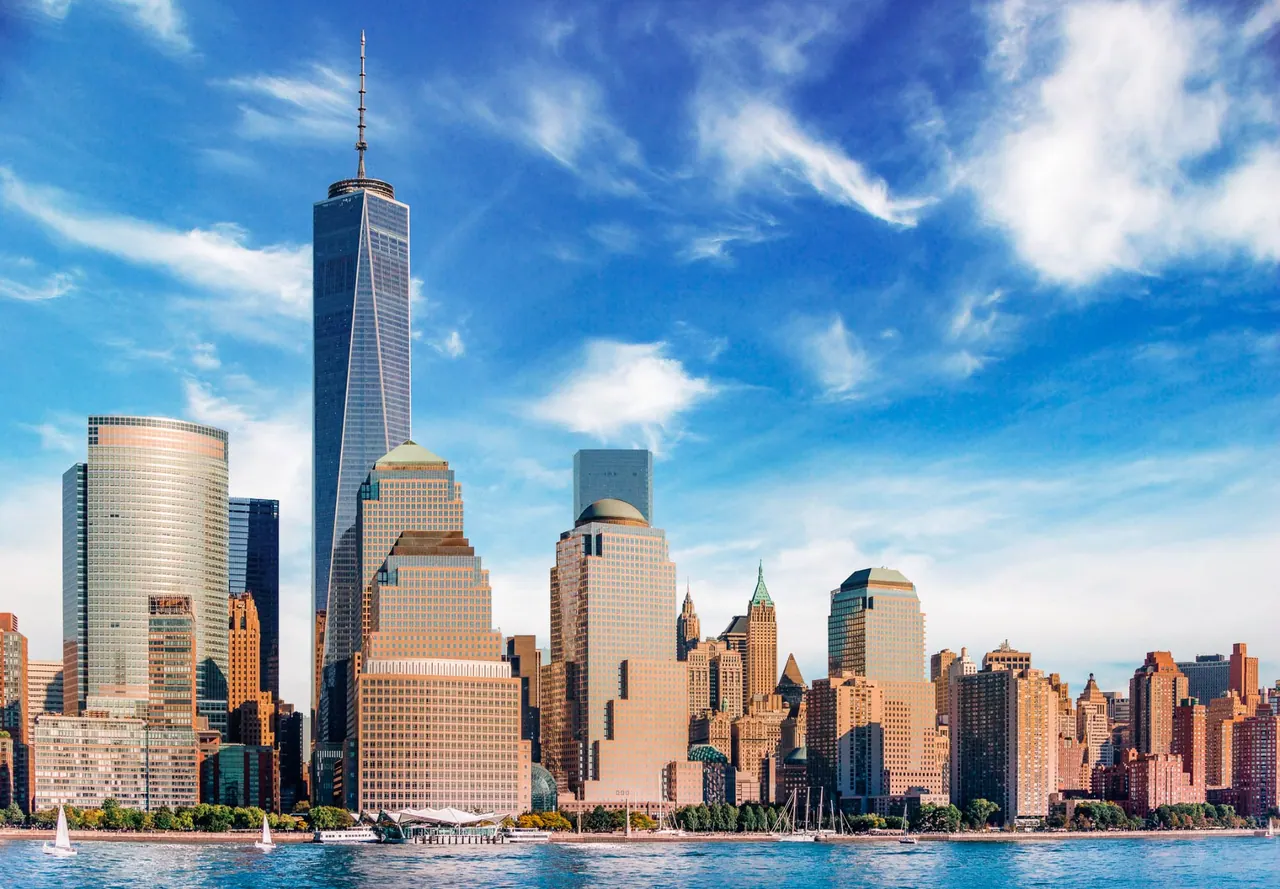 Skyline — Nachher, dramatisches Color-Grading mit Wolkenstruktur