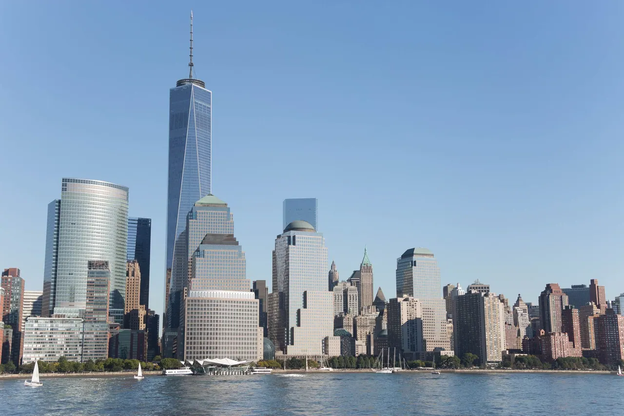 Skyline — Vorher, unbearbeitete Rohaufnahme mit flachem Himmel