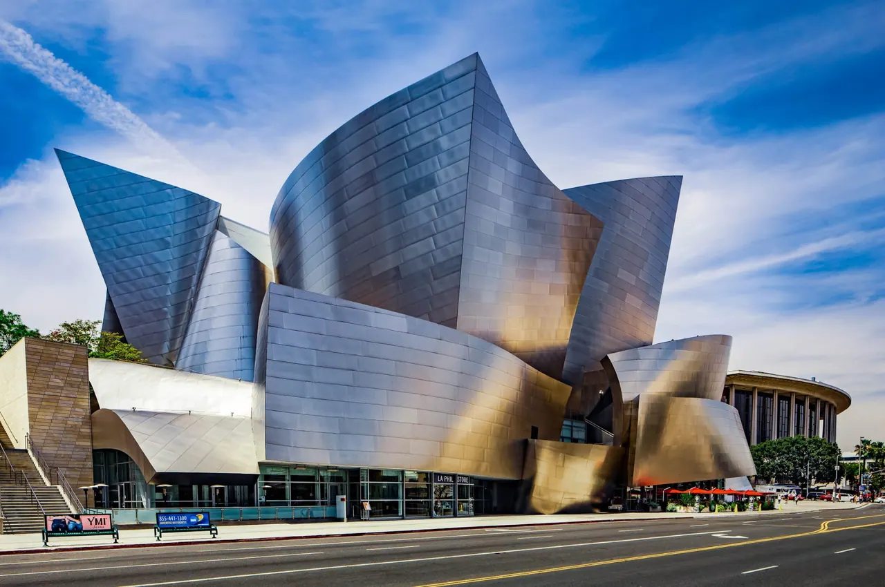 Walt Disney Concert Hall — Nachher, dramatischer Himmel und brillante Metall-Reflexionen