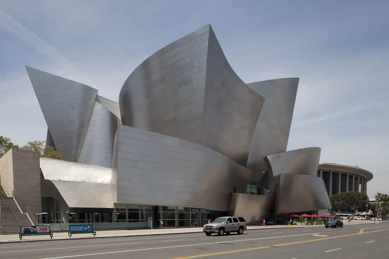 Walt Disney Concert Hall — Vorher, flacher Himmel und matte Fassade