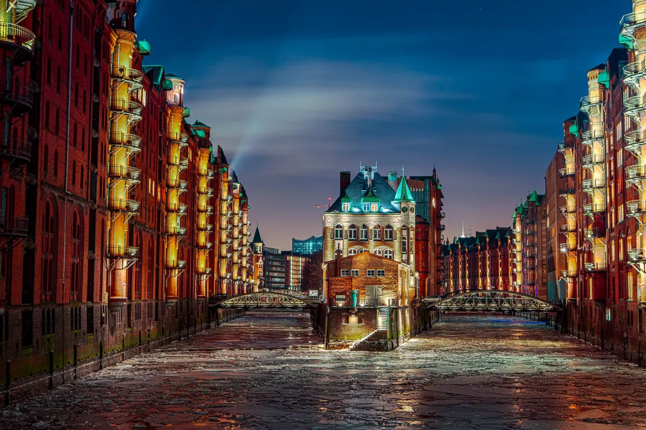 Hamburg Speicherstadt bei Nacht — Nachher, blaue Stunde mit kräftigen Farben und tiefem Himmel