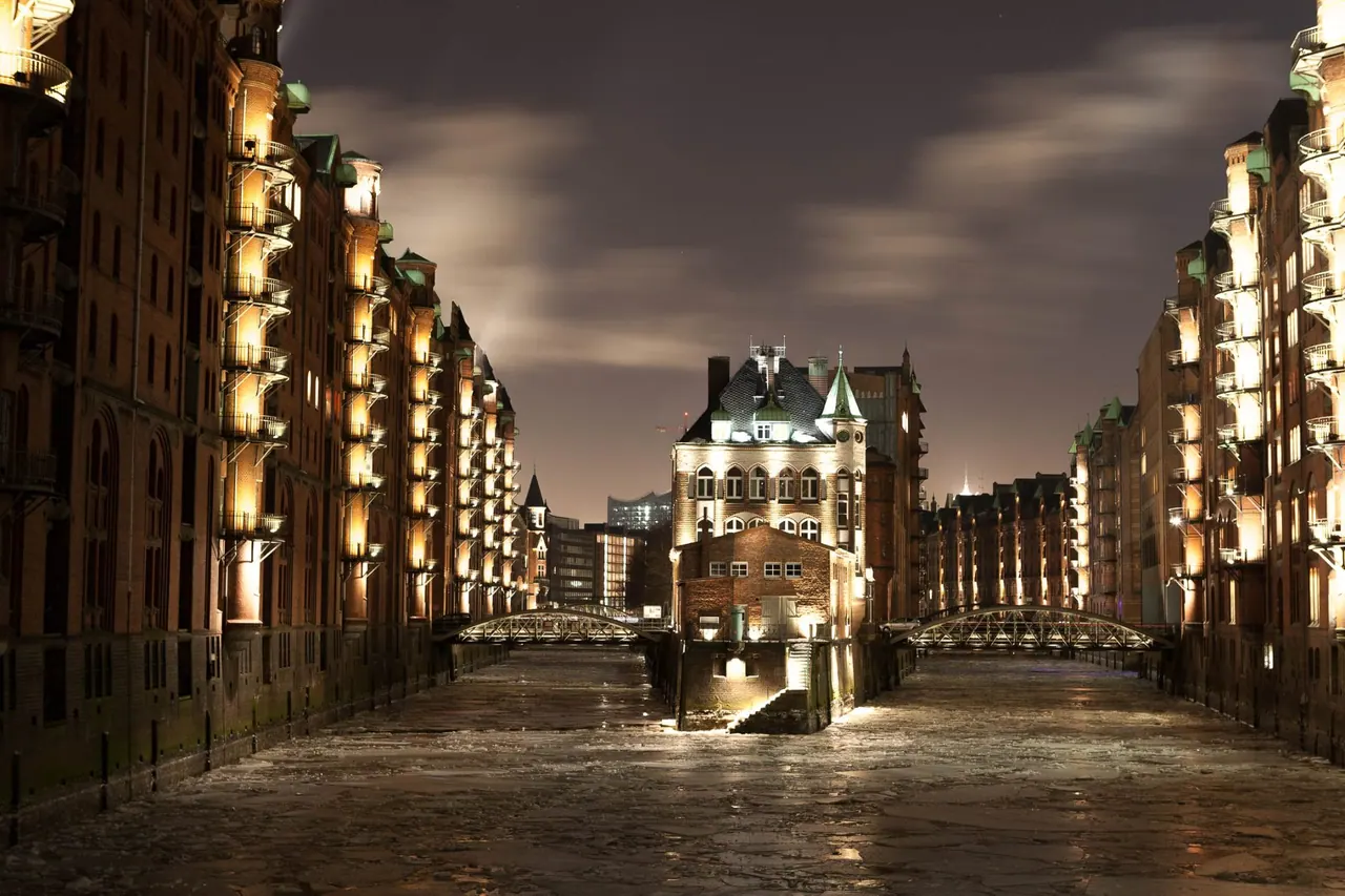 Hamburg Speicherstadt bei Nacht — Vorher, warm-orange Sodium-Lichtstimmung mit flachem Himmel