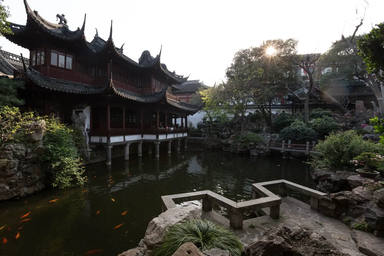 Yu-Garten Shanghai — Vorher, flaches Tageslicht mit blassem Himmel
