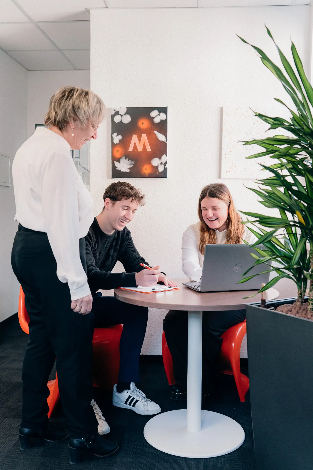 Social-Media-Content — lachendes Team-Meeting am Laptop bei Ott & Partner