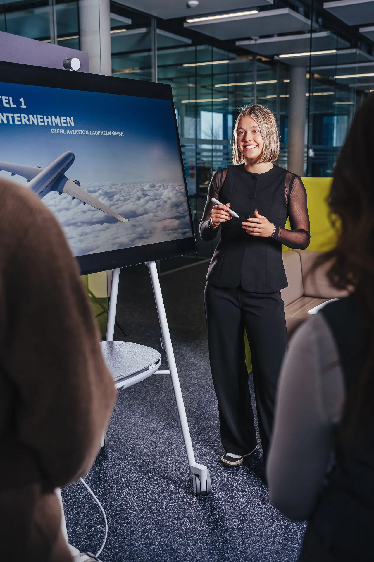 Social-Recruiting — Diehl Aviation Azubi präsentiert vor Publikum