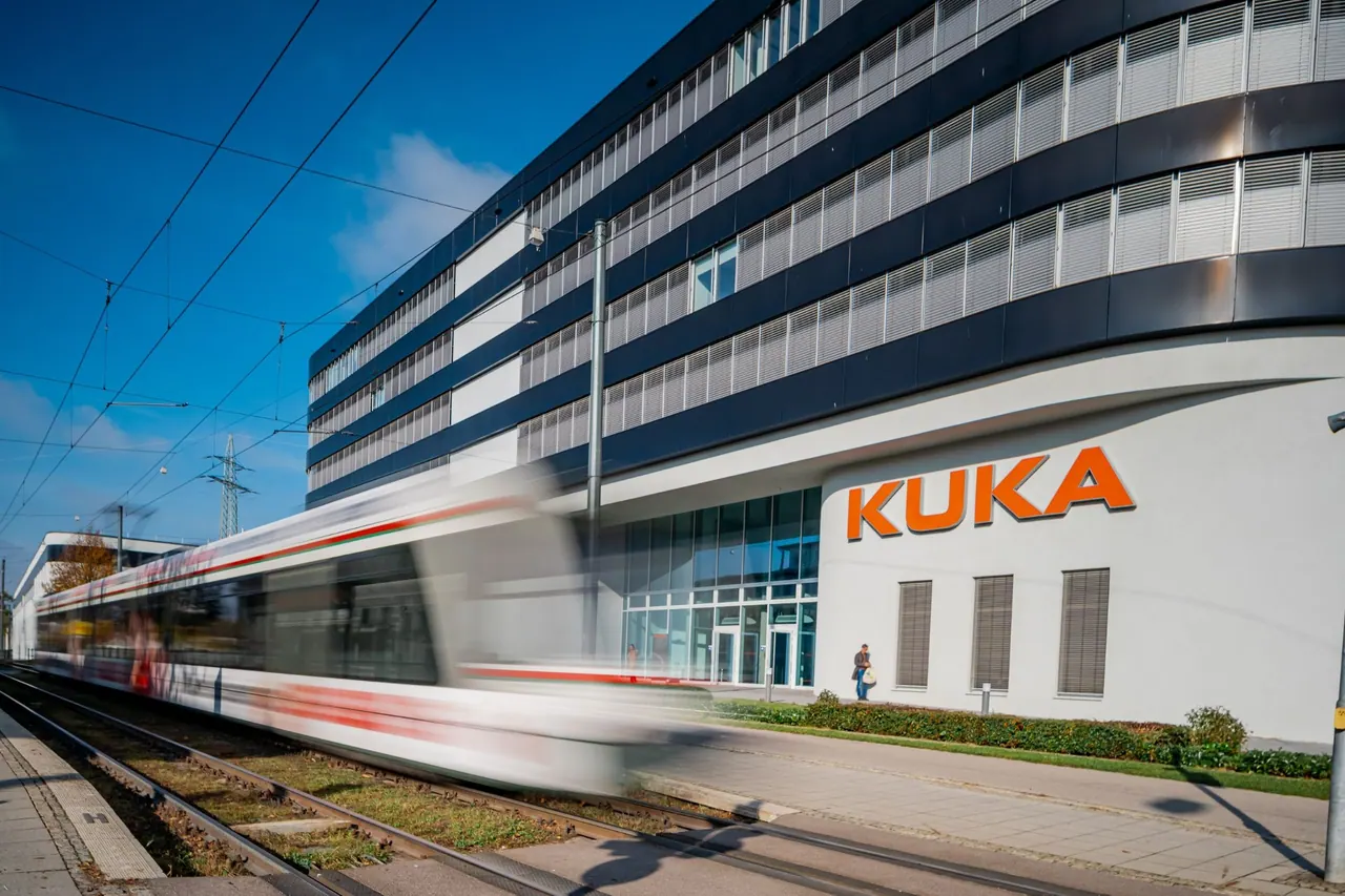 Gewerbearchitektur — KUKA Hauptgebäude mit Tram
