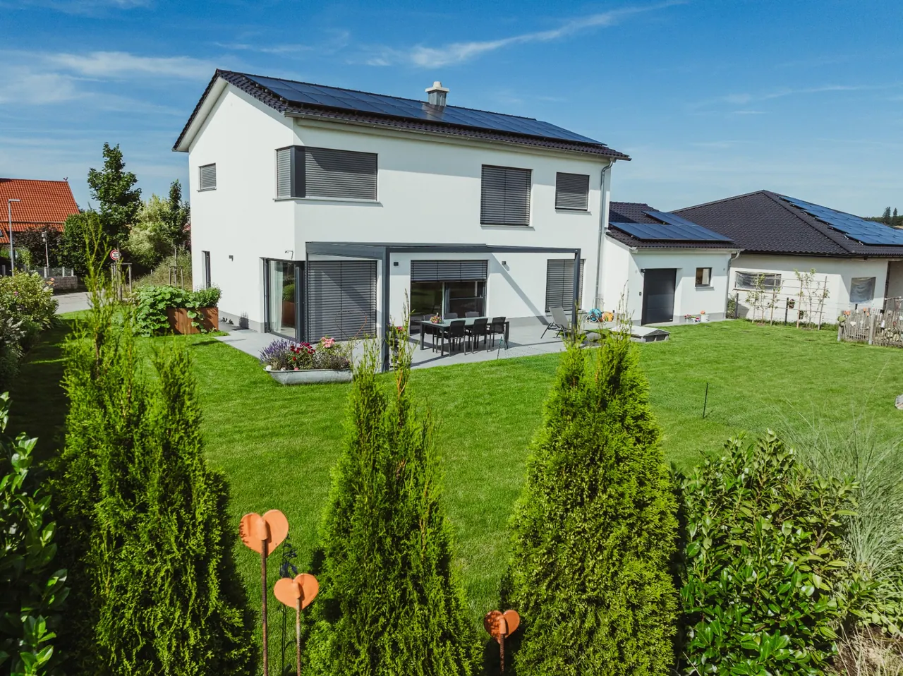 Immobilienarchitektur — Einfamilienhaus mit Garten und Terrasse