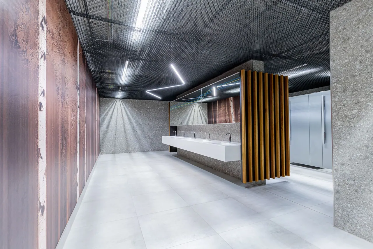 Innenarchitektur — Waschraum mit Holzlamellen und Terrazzo