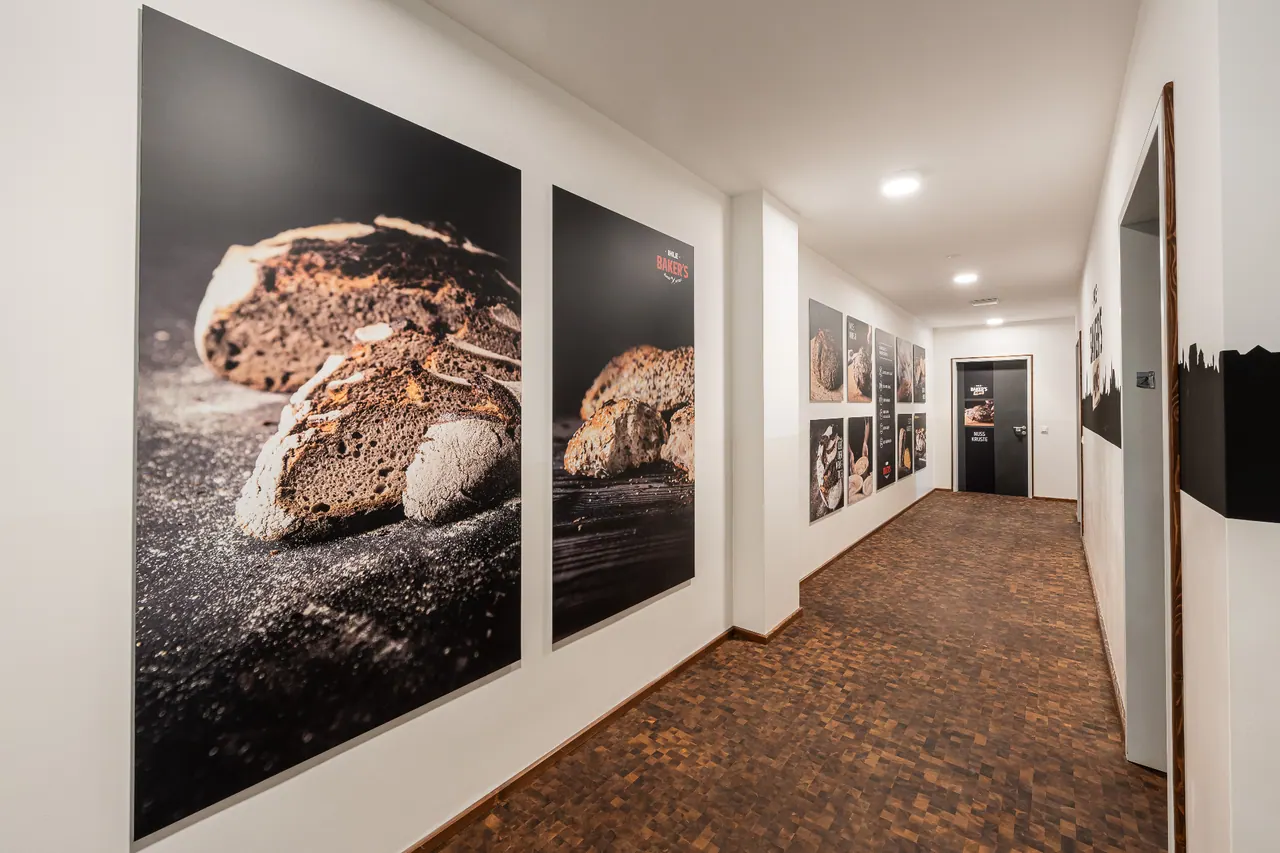Architekturfotografie — Bäckerei-Korridor mit Brot-Prints