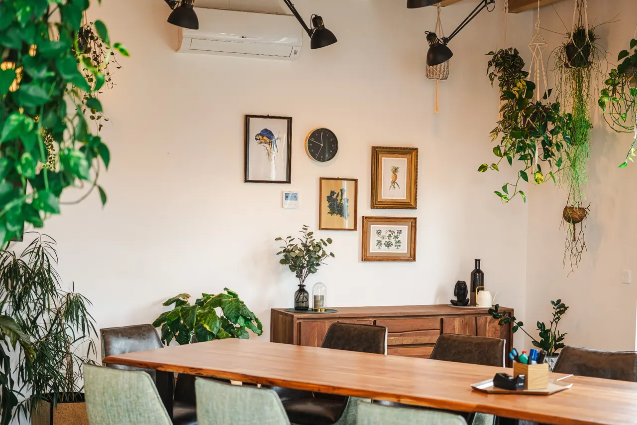 Architekturfotografie — Esszimmer mit Bildergalerie und Pflanzen