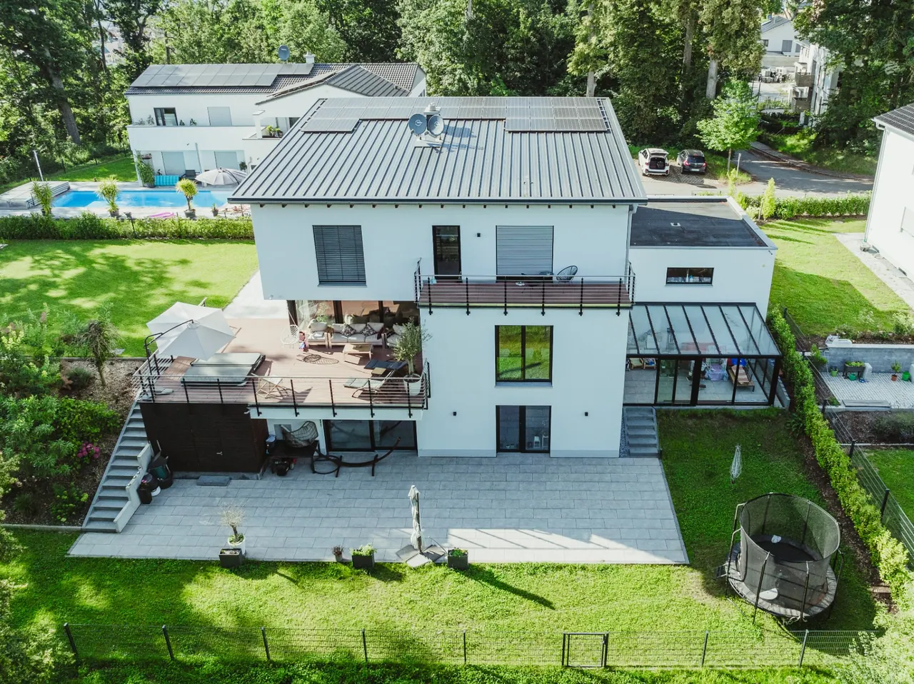 Architekturfotografie — Luftaufnahme Stadtvilla mit Terrasse