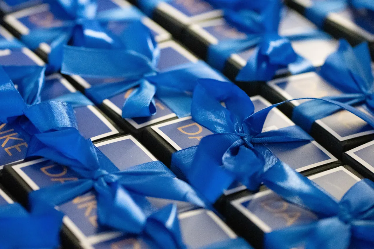Eventfotografie — Charrier Rapp & Liebau Gastgeschenke mit blauer Schleife