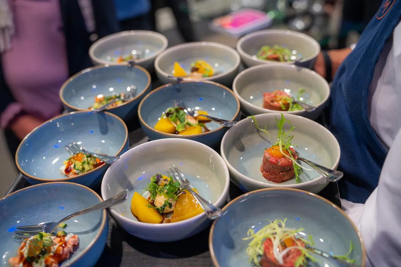 Eventfotografie — Fingerfood-Schalen mit Tatar und Gemüse vom Catering