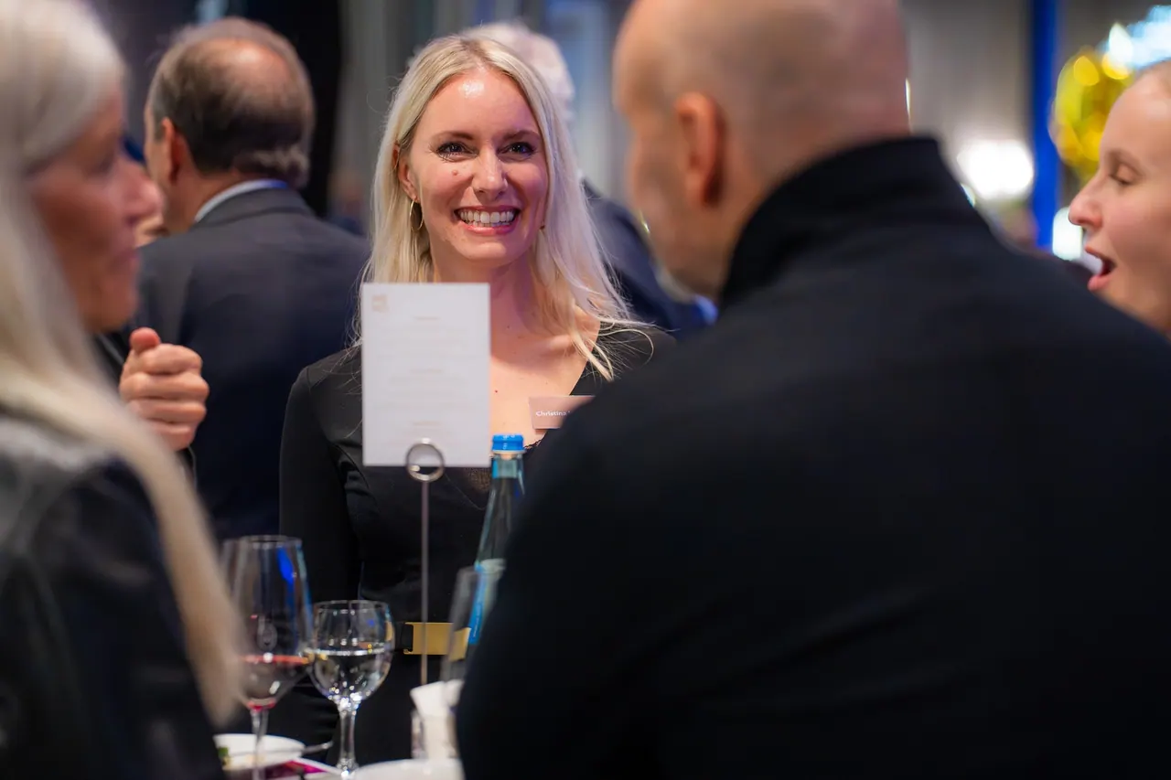 Eventfotografie — Gästin im Gespräch am gedeckten Tisch