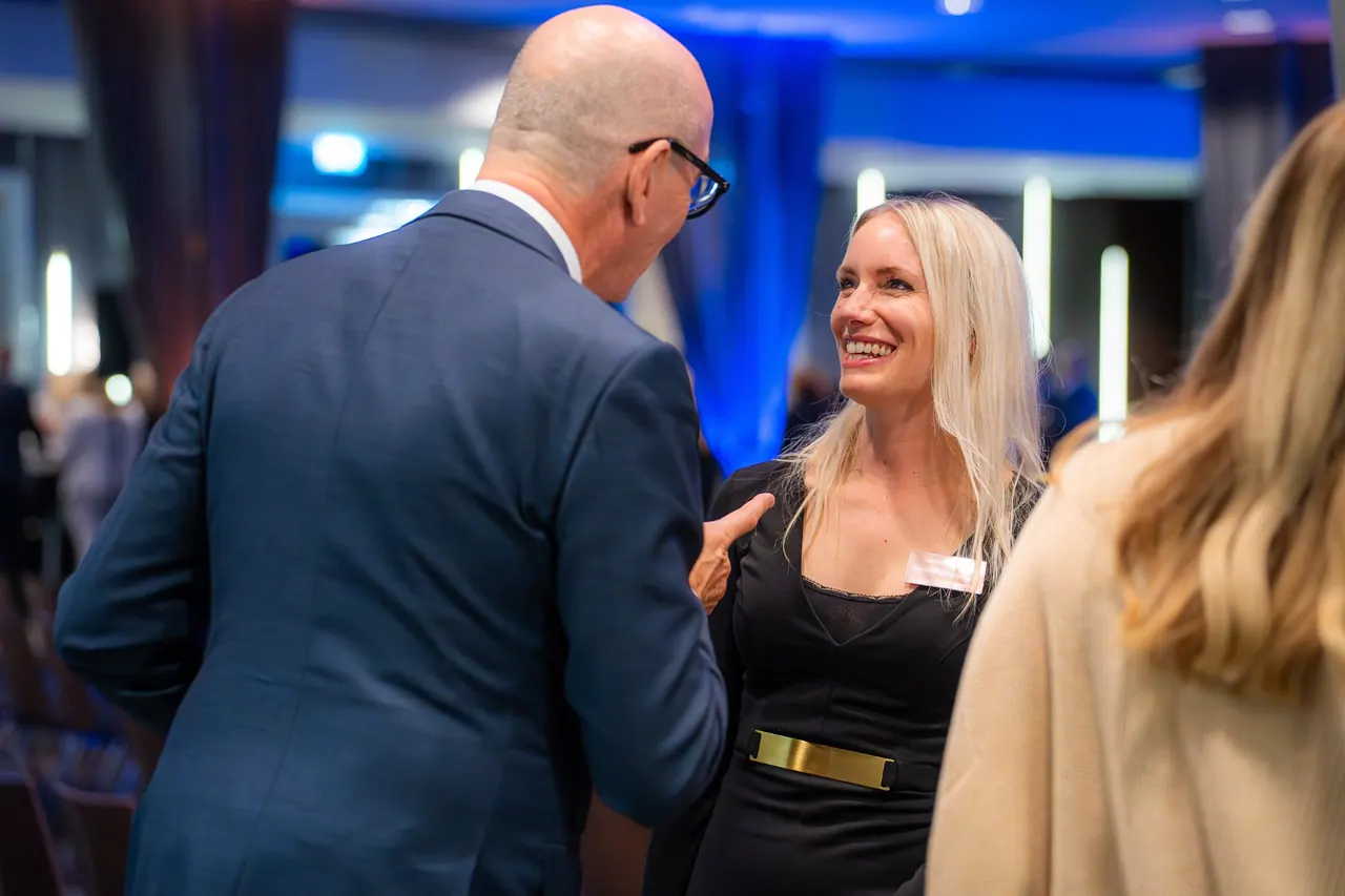 Eventfotografie — Gespräch zwischen Gästen im Foyer