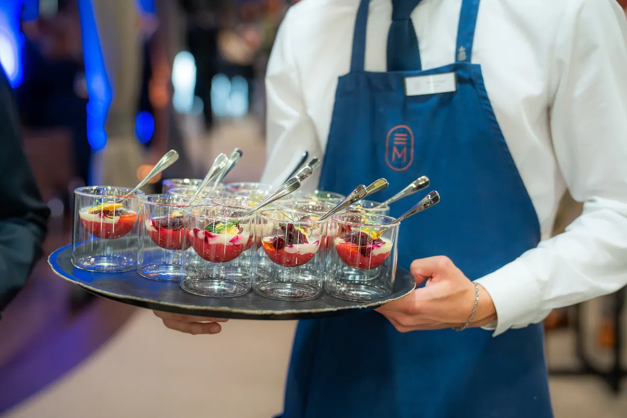 Eventfotografie — Servicemitarbeiter mit Dessert-Tablett