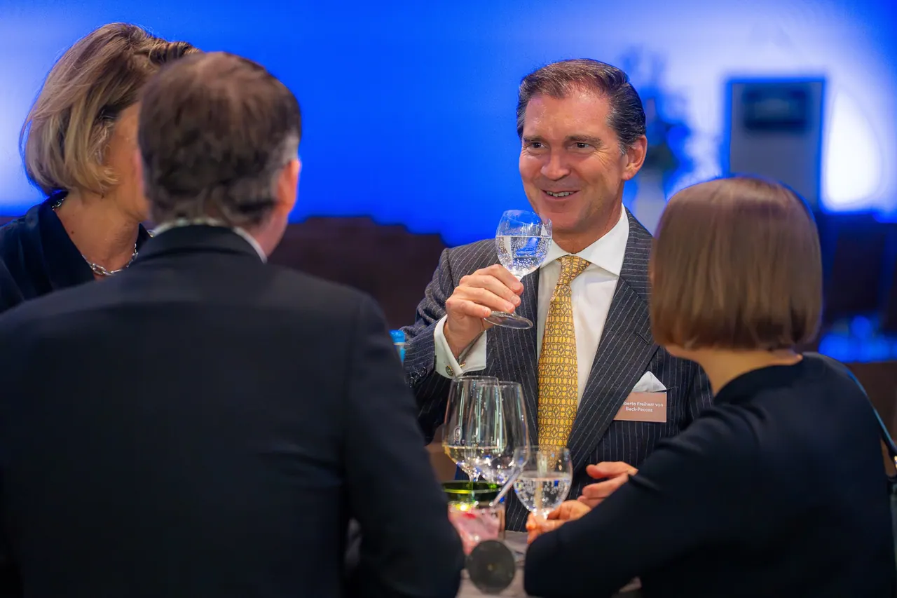Eventfotografie — Gast prostet mit Wasserglas zu