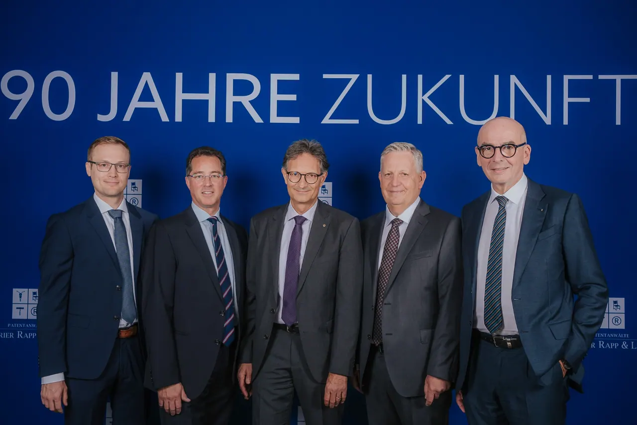 Eventfotografie — Partner-Gruppenfoto vor 90-Jahre-Zukunft-Wand