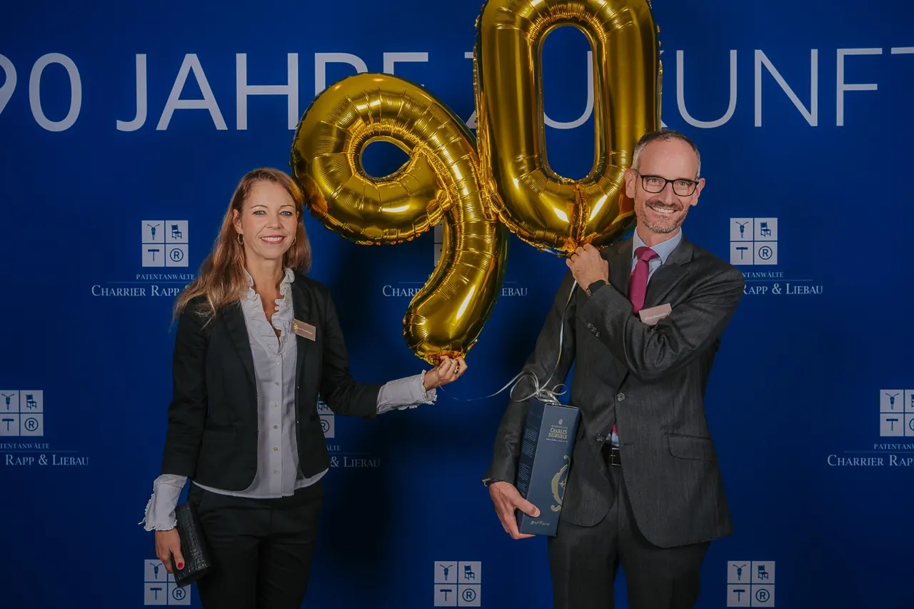 Eventfotografie — Gäste mit goldenem 90er-Ballon am Photocall