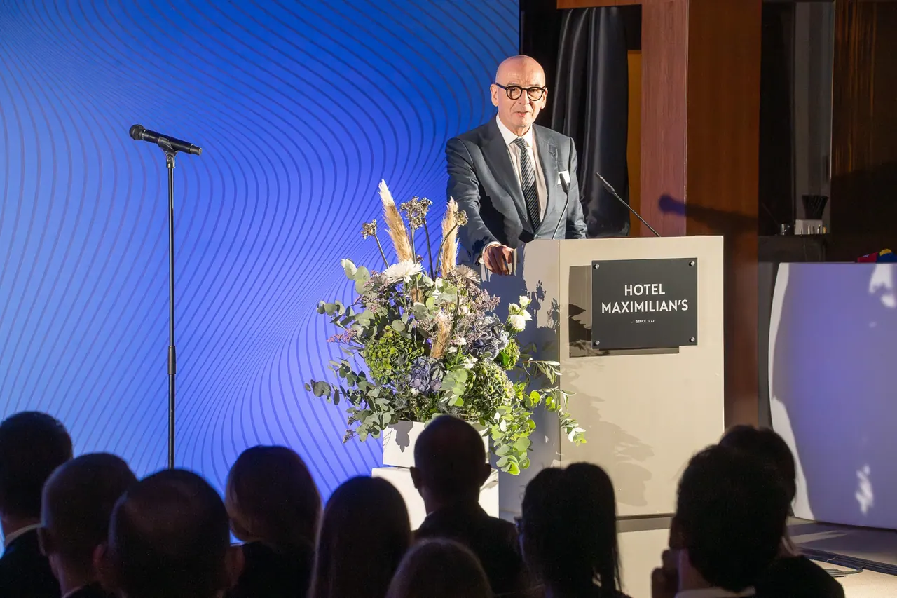 Eventfotografie — Speaker am Rednerpult Hotel Maximilian's