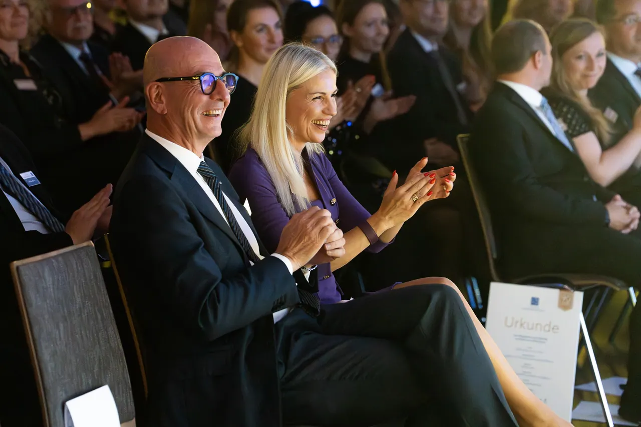 Eventfotografie — Applaudierendes Paar im Publikum