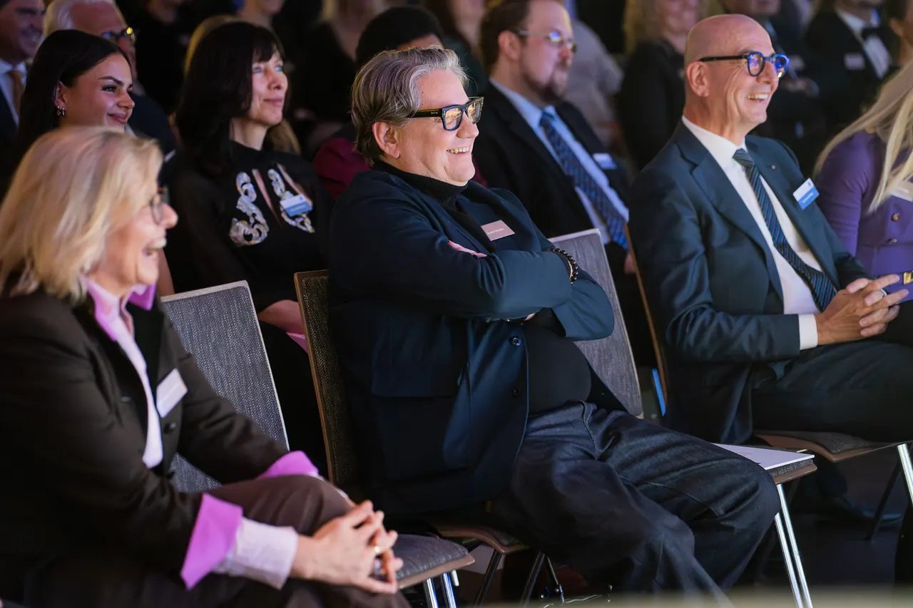 Eventfotografie — Lachendes Publikum während der Show
