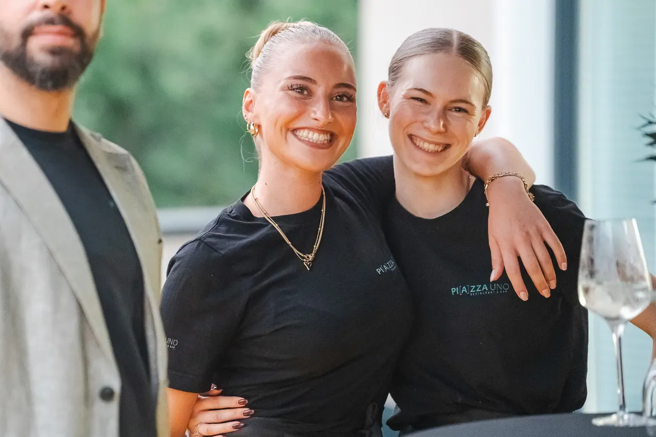 Manntech/Alimak Büroeröffnung — Servicekräfte des Piazza Uno Catering-Teams