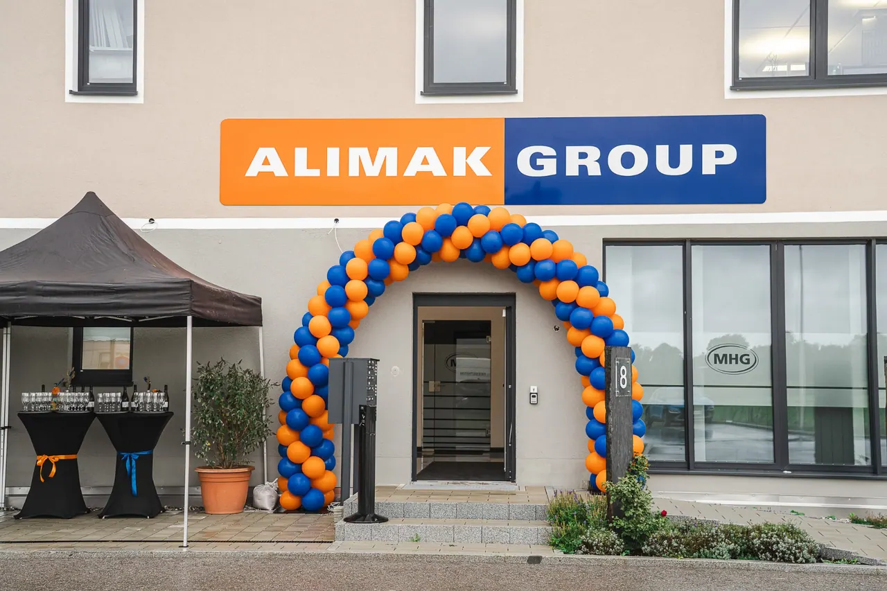 Manntech/Alimak Büroeröffnung — Eingang mit Ballonbogen und Alimak Group Logo
