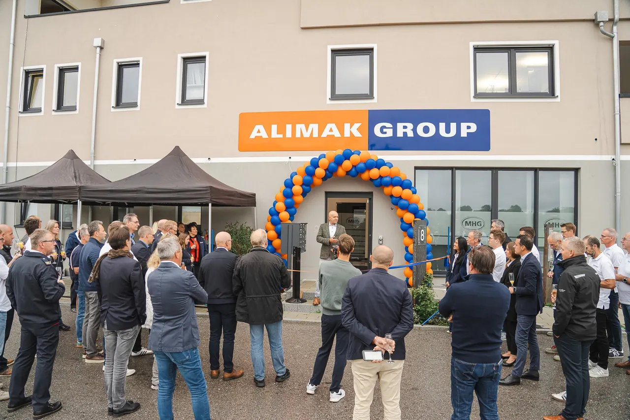 Manntech/Alimak Büroeröffnung — Begrüßungsrede vor dem Ballonbogen