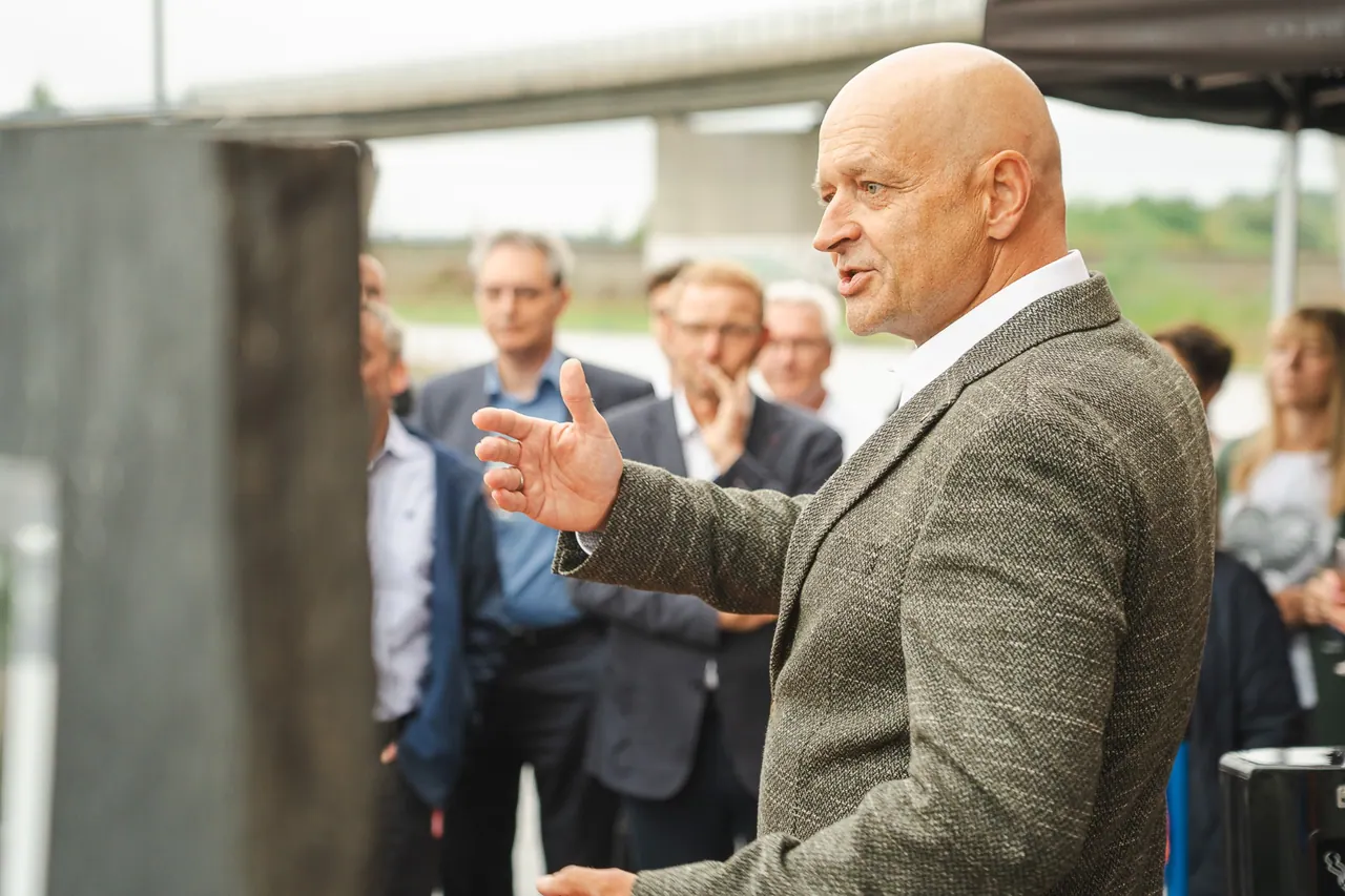 Manntech/Alimak Büroeröffnung — Geschäftsführer hält Eröffnungsrede