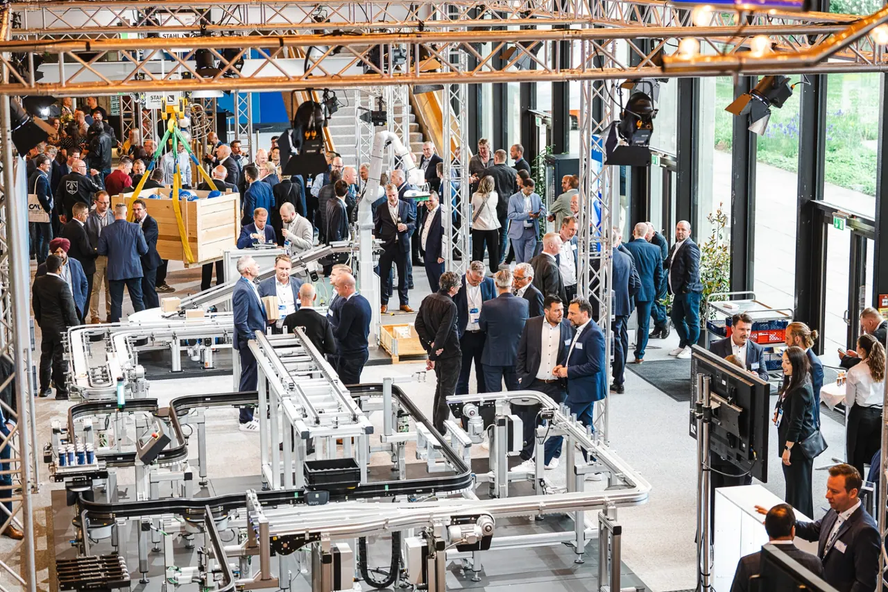 CMCO Customer Exchange & Show 2025 — Showfläche mit Förderanlagen aus der Vogelperspektive