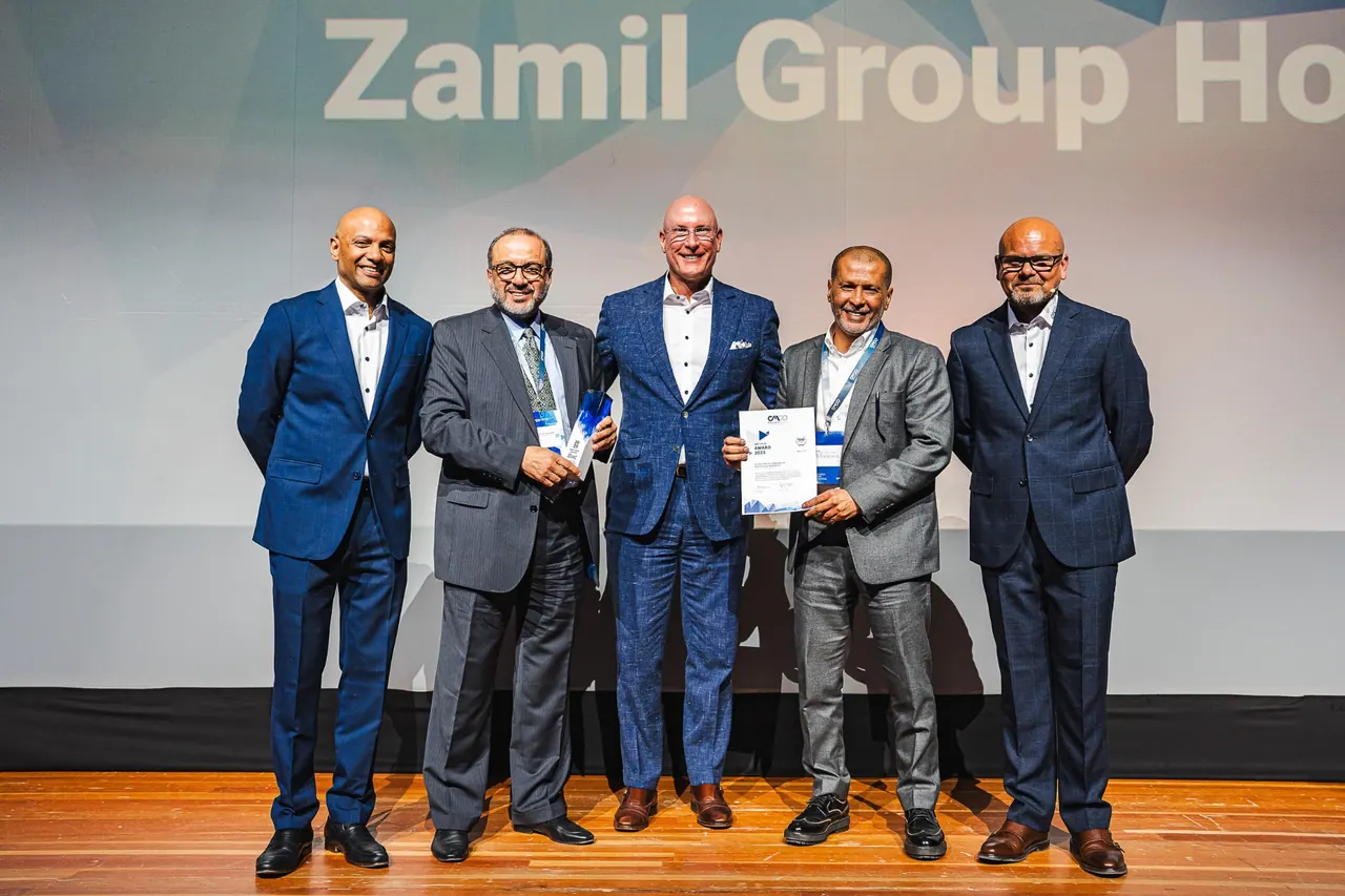CMCO Customer Exchange & Show 2025 — Award-Übergabe an die Zamil Group auf der Bühne