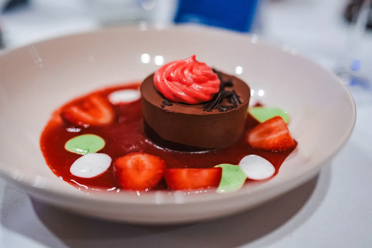 CMCO Customer Exchange & Show 2025 — Plattiertes Schokoladen-Dessert mit Erdbeeren