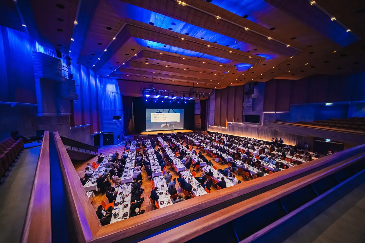 CMCO Customer Exchange & Show 2025 — Galadinner-Saal mit Bühne und Publikum