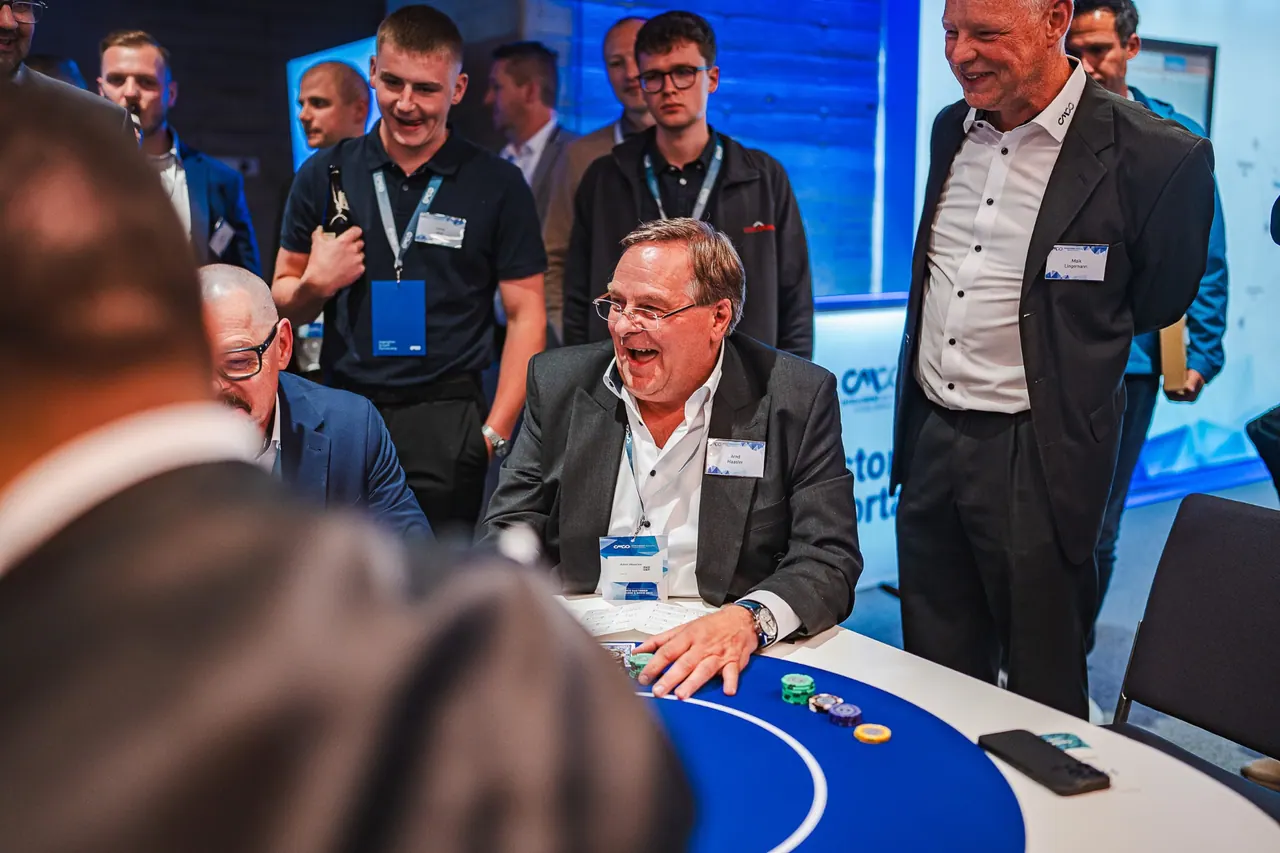 CMCO Customer Exchange & Show 2025 — Lachende Gäste am Casino-Pokertisch
