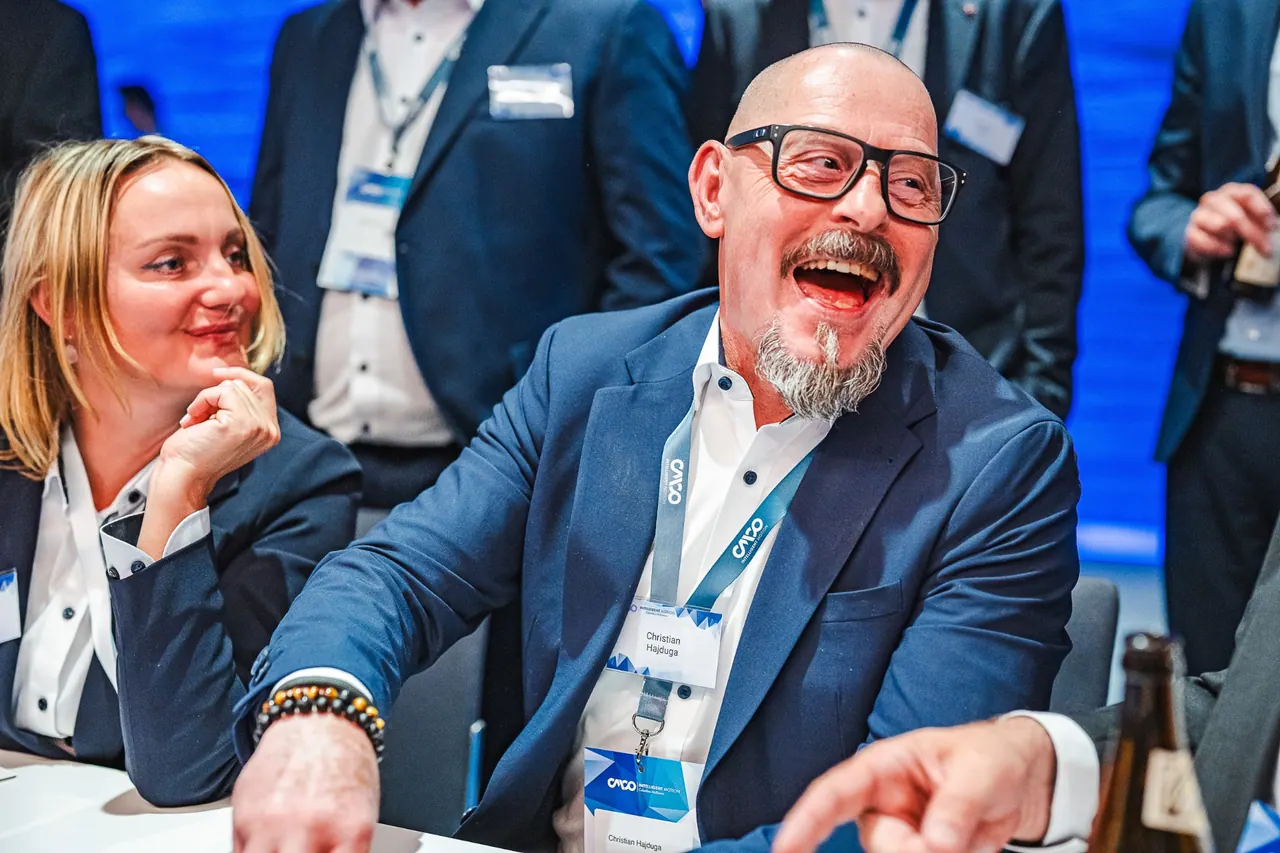 CMCO Customer Exchange & Show 2025 — Lachender Gast Christian Hajduga in der Abendrunde