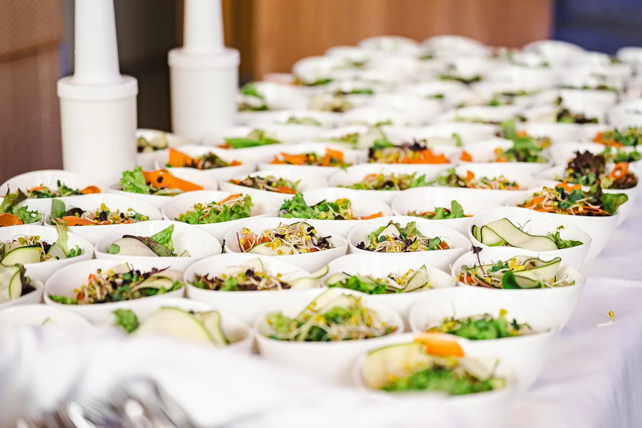 CMCO Customer Exchange & Show 2025 — Salat-Schalen-Buffet im Catering-Setup