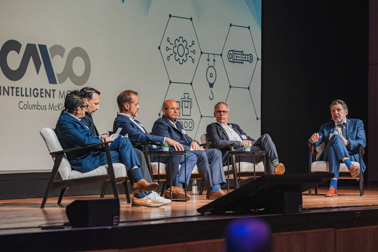 CMCO Customer Exchange & Show 2025 — Panel-Diskussion mit fünf Sprechern auf der Bühne