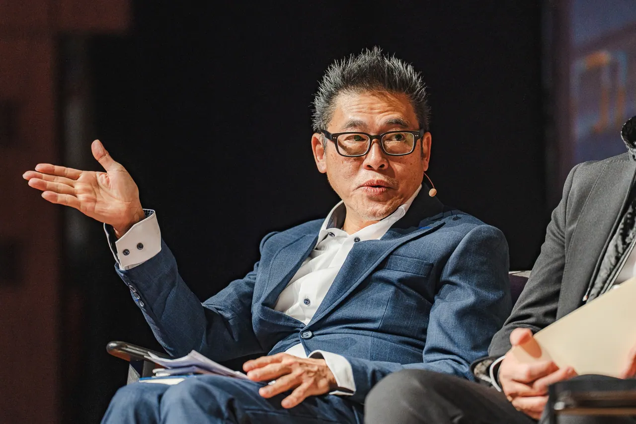 CMCO Customer Exchange & Show 2025 — Panel-Speaker mit Headset im Gespräch