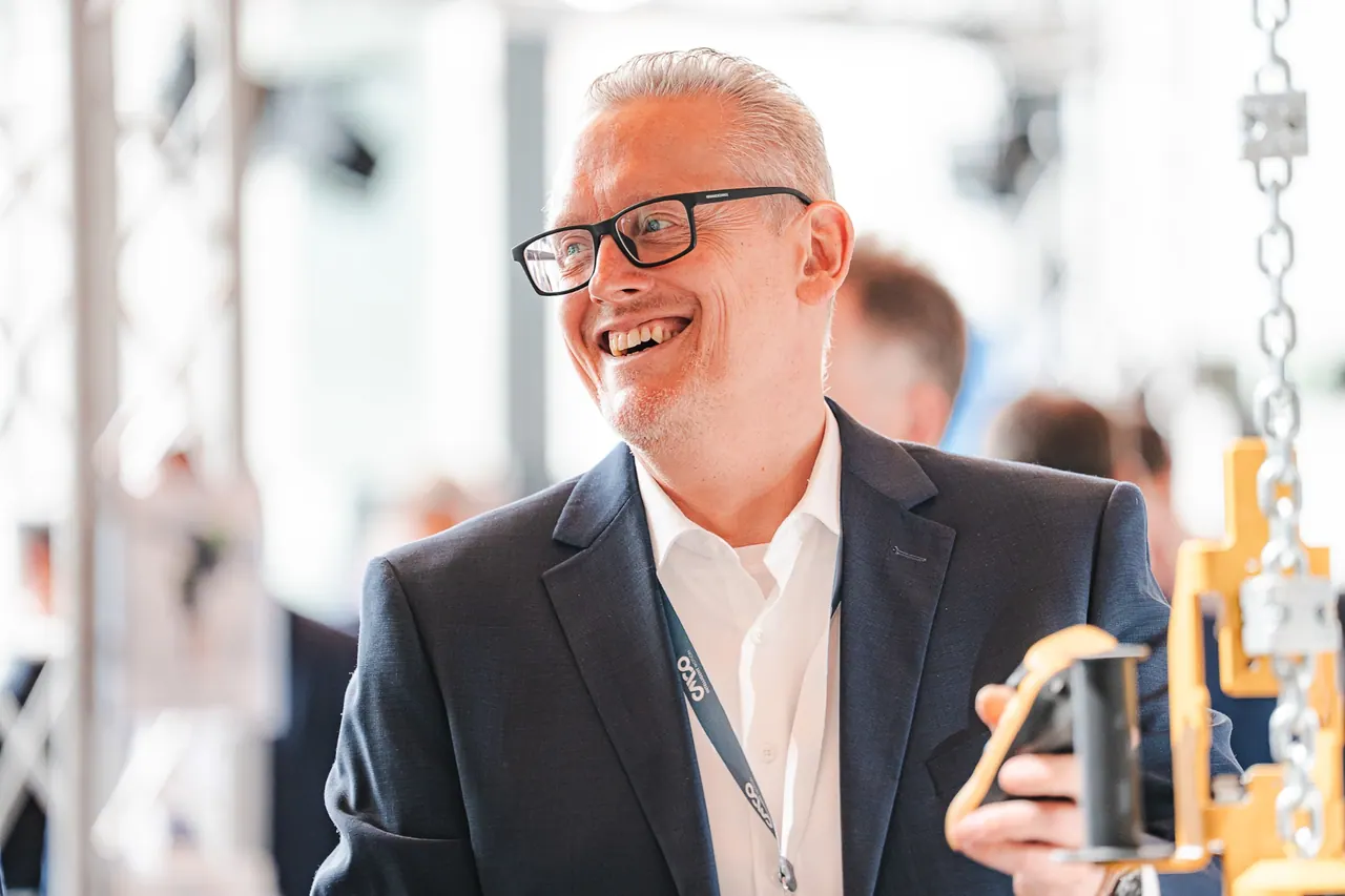 CMCO Customer Exchange & Show 2025 — Lachender Gast an der Live-Demo-Station