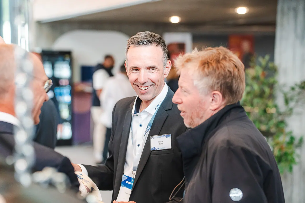 CMCO Customer Exchange & Show 2025 — Franck Tisne im Gespräch mit Kollegen im Foyer