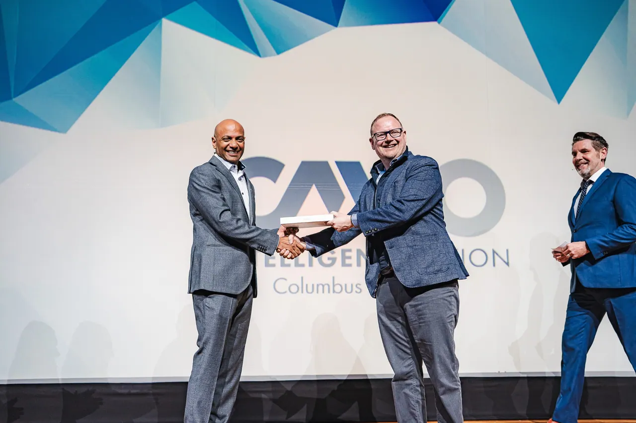 CMCO Customer Exchange & Show 2025 — Award-Übergabe mit Handschlag auf der Bühne
