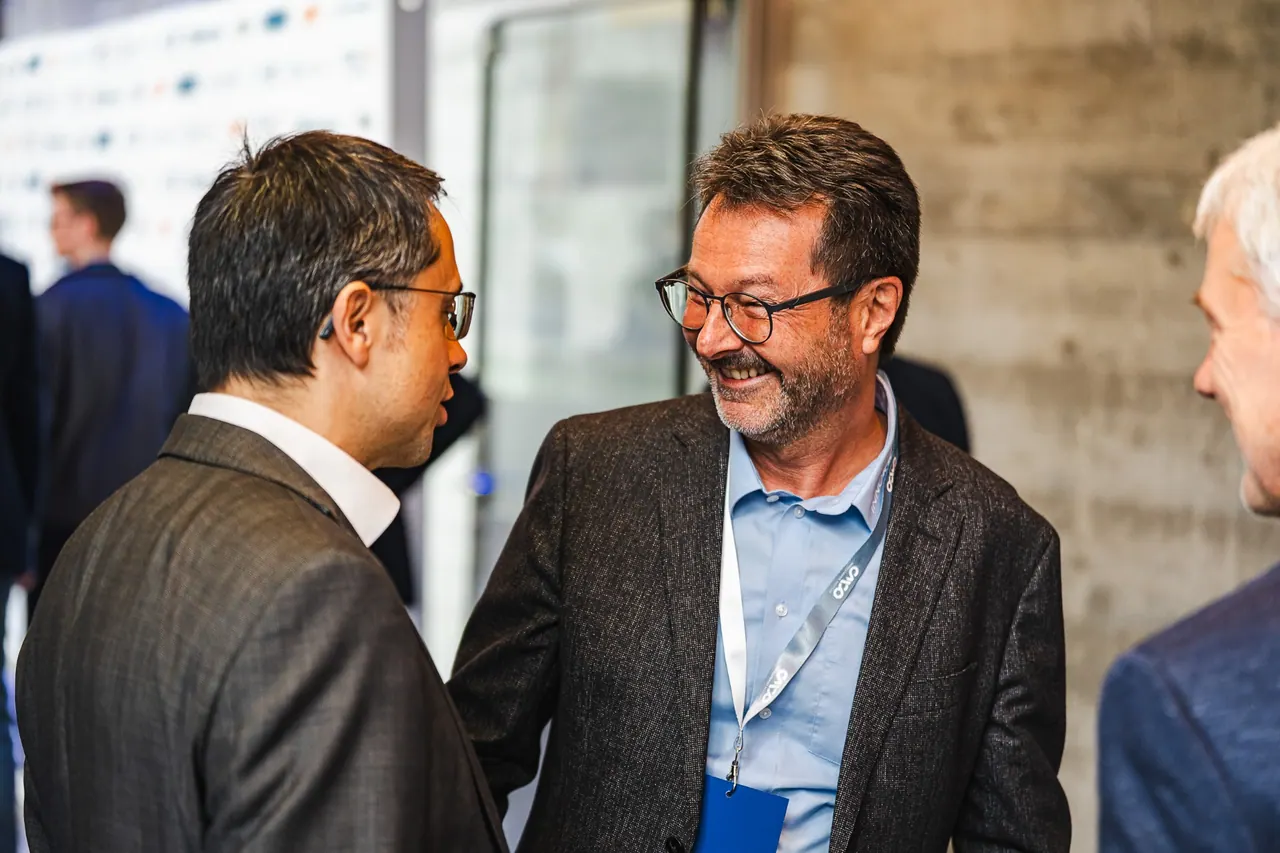 CMCO Customer Exchange & Show 2025 — Gäste im Gespräch vor Sponsorenwand